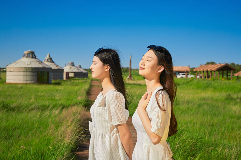 盛夏在草原湿地公园游玩的美女闺蜜