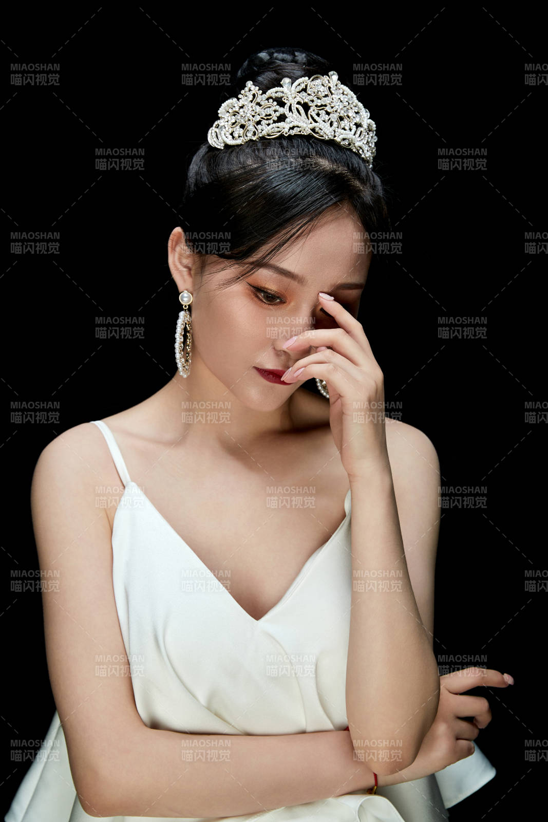 黑色背景下的女性复古婚纱妆面