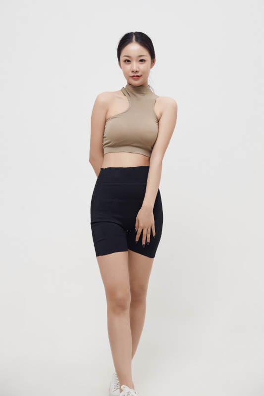 穿着运动服的亚洲美女