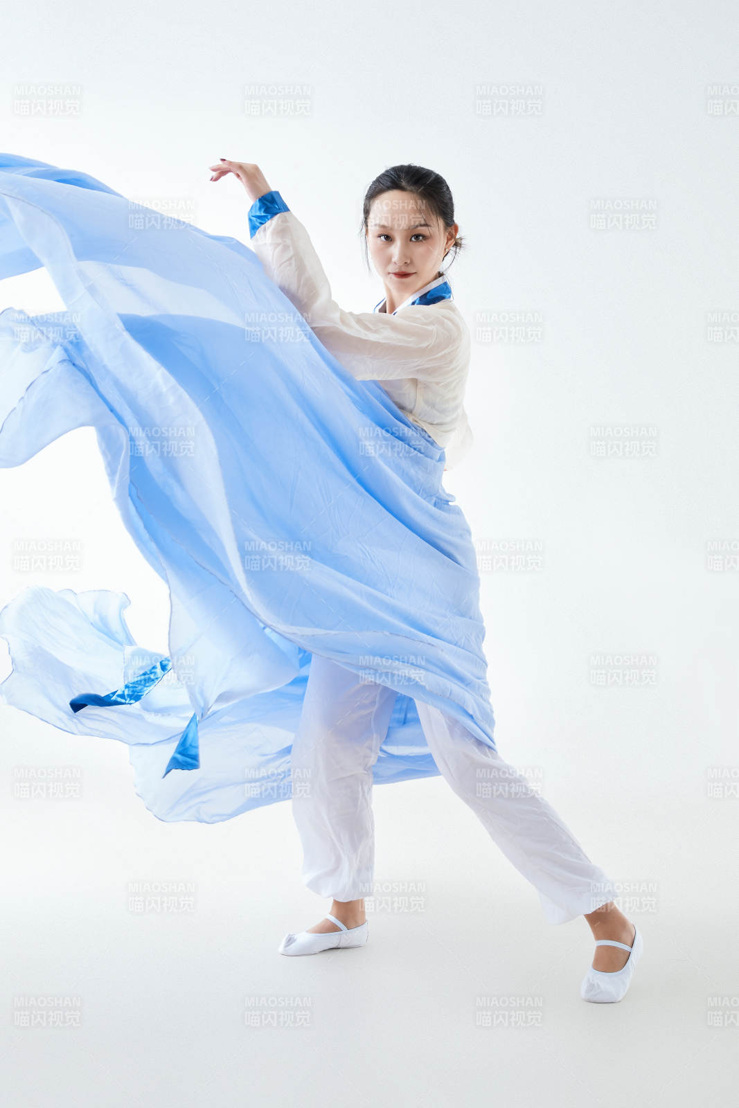 穿着中国朝鲜族传统服饰跳舞的少女