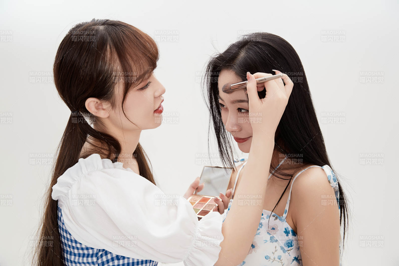 亲密无间的可爱的亚洲美女闺蜜