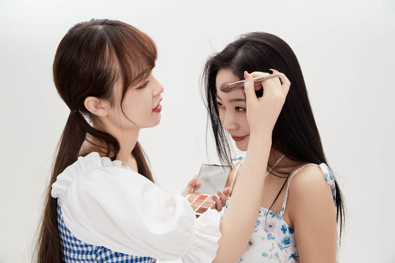 亲密无间的可爱的亚洲美女闺蜜