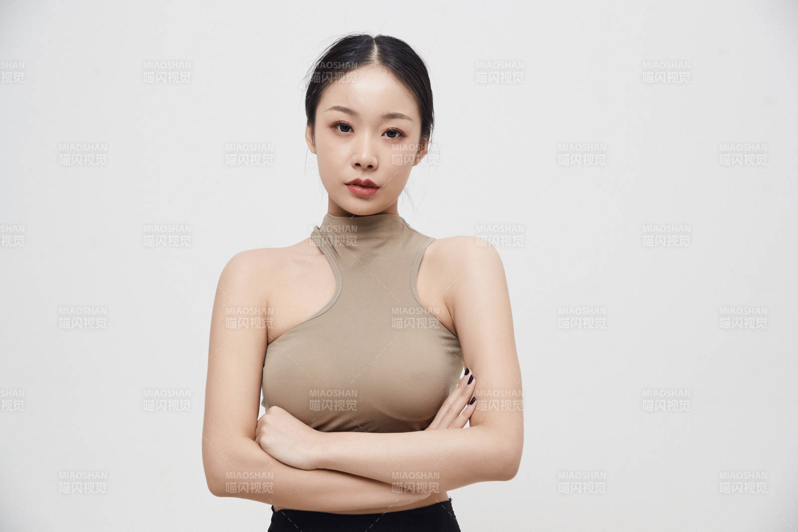 穿着运动服的亚洲美女