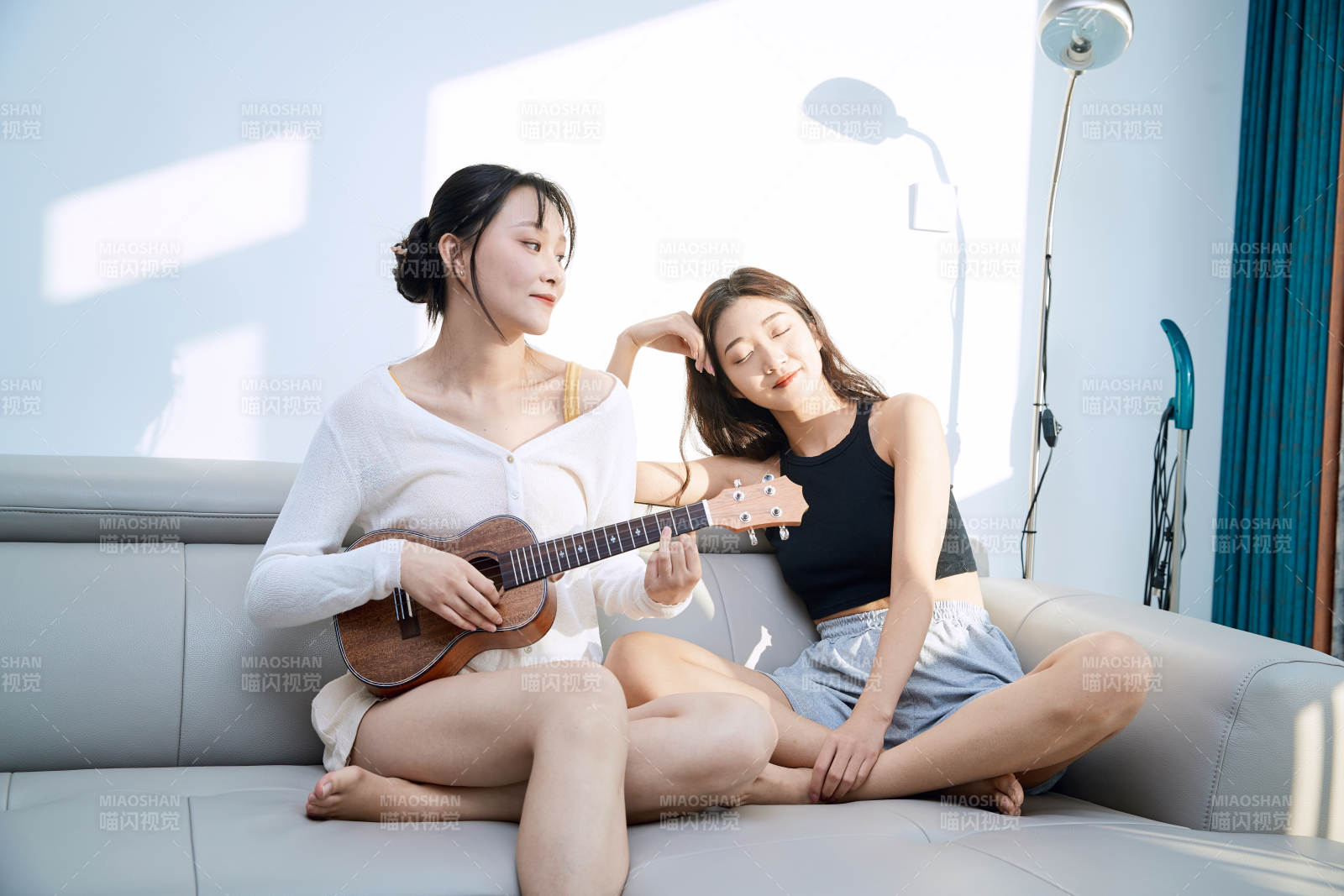 坐在沙发弹琴唱歌俩位美女闺蜜