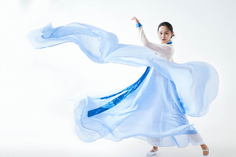 穿著中國朝鮮族傳統服飾跳舞的少女