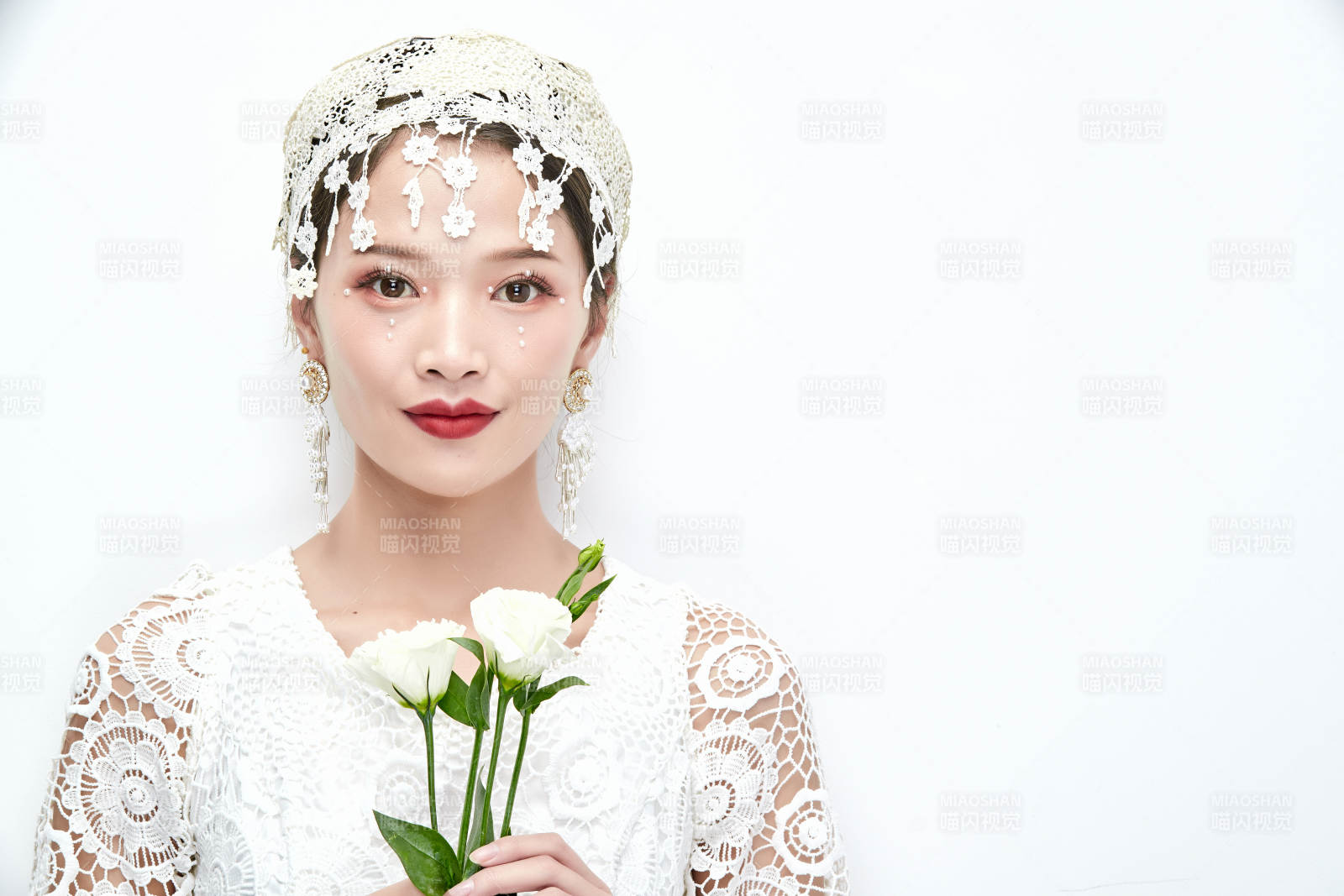 棚拍白色背景下的新娘美妆