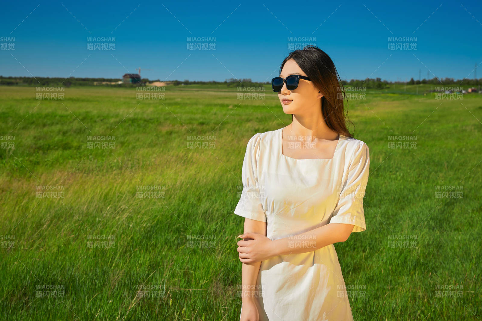 盛夏在草原濕地公園游玩的姑娘