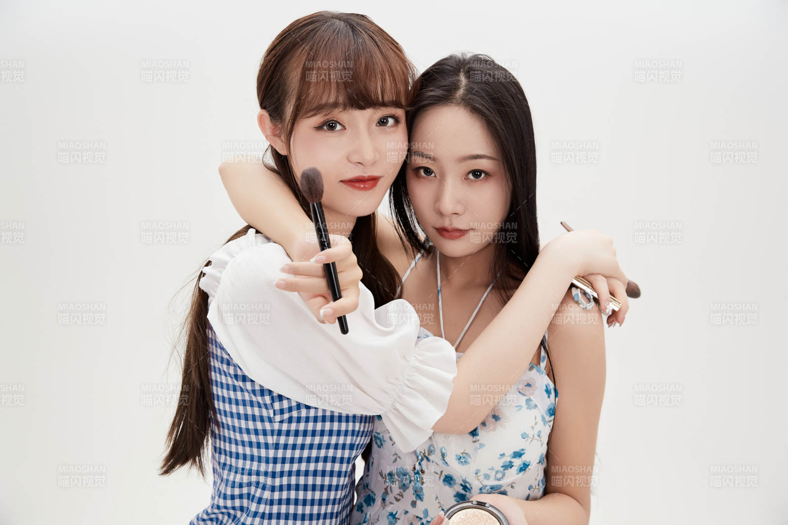 亲密无间的可爱的亚洲美女闺蜜