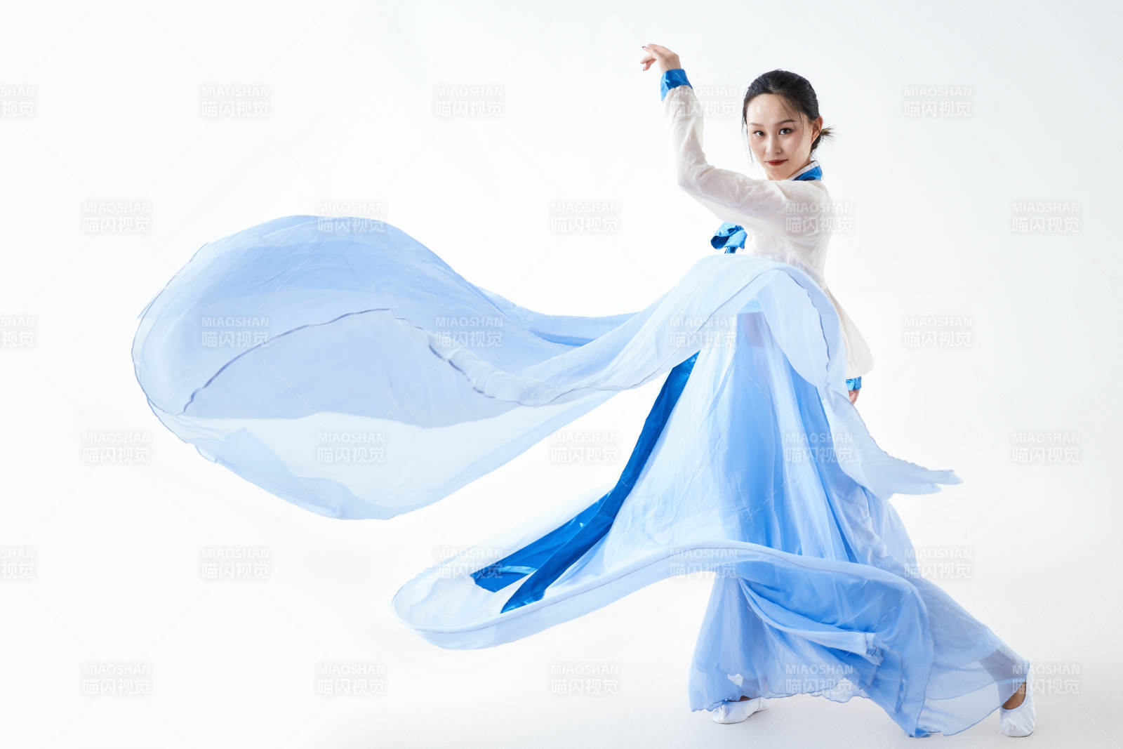 穿著中國朝鮮族傳統服飾跳舞的少女