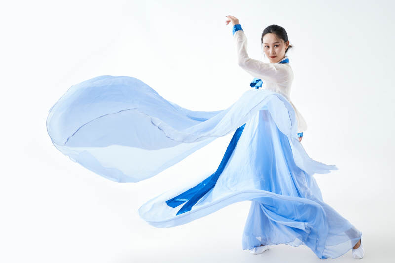 穿著中國朝鮮族傳統服飾跳舞的少女