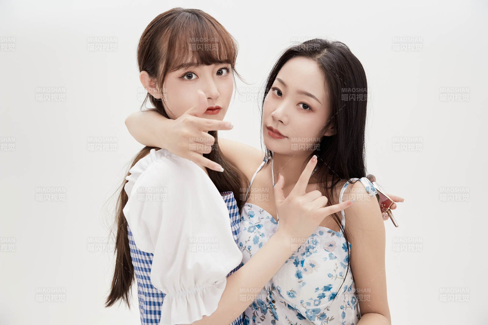 亲密无间的可爱的亚洲美女闺蜜