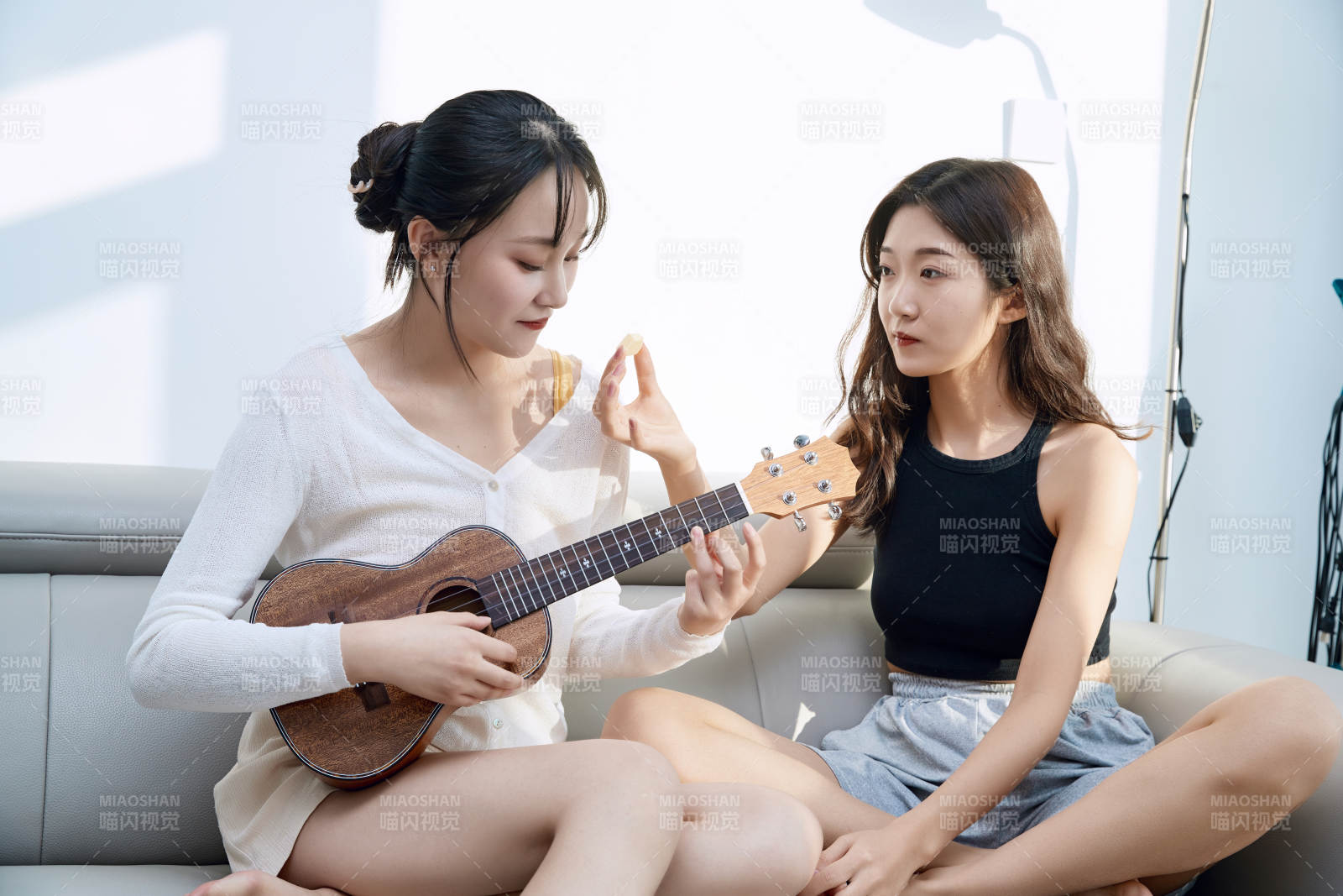 坐在沙发弹琴唱歌俩位美女闺蜜