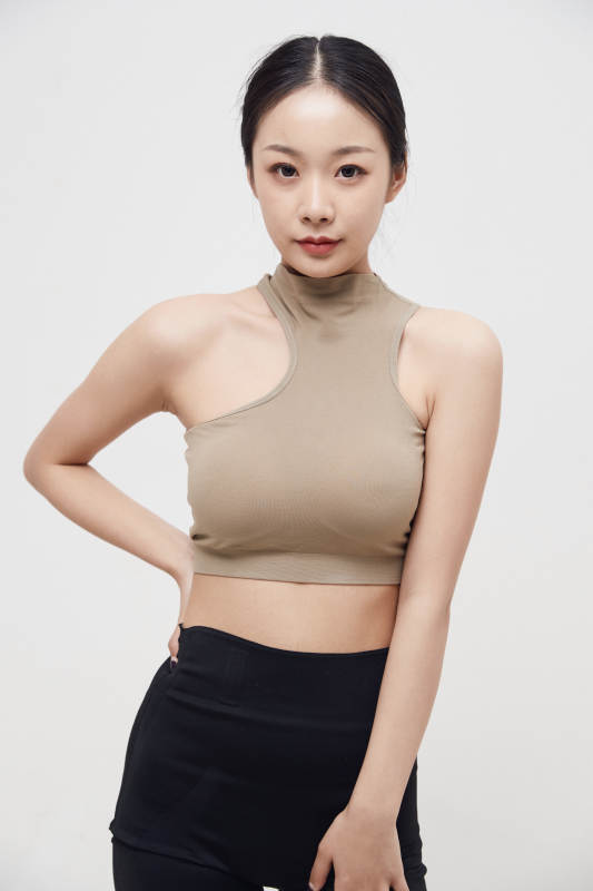 穿着运动服的亚洲美女