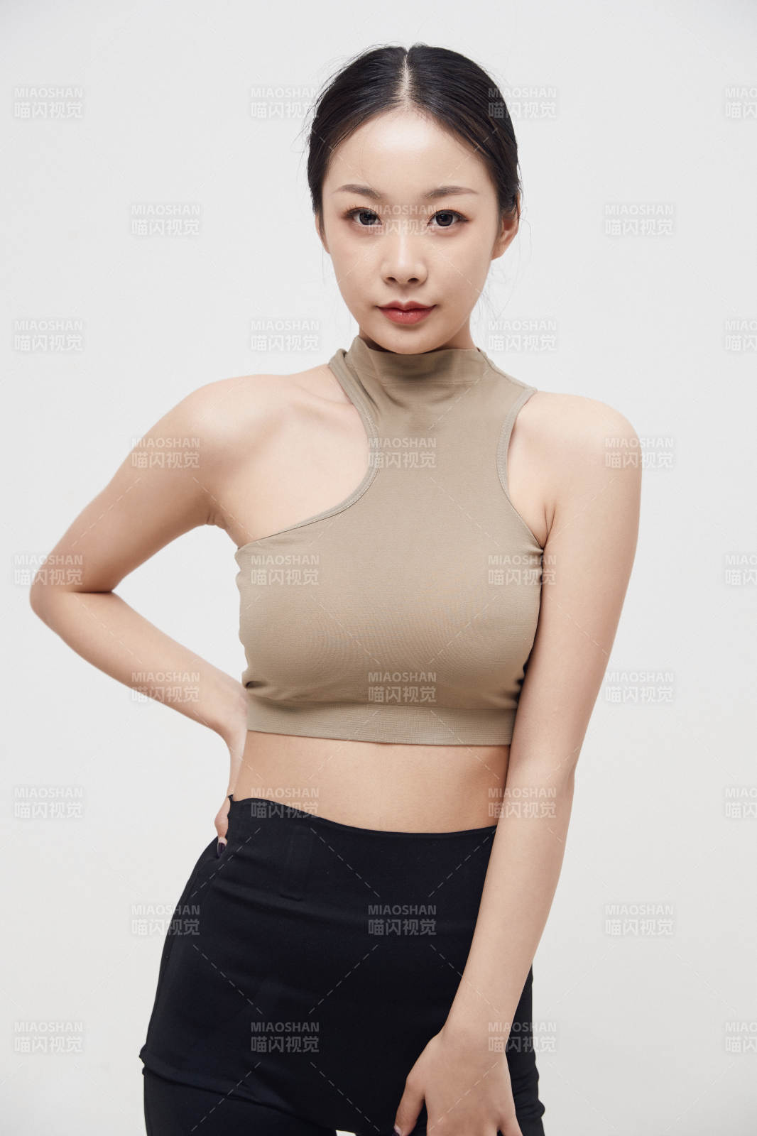 穿着运动服的亚洲美女