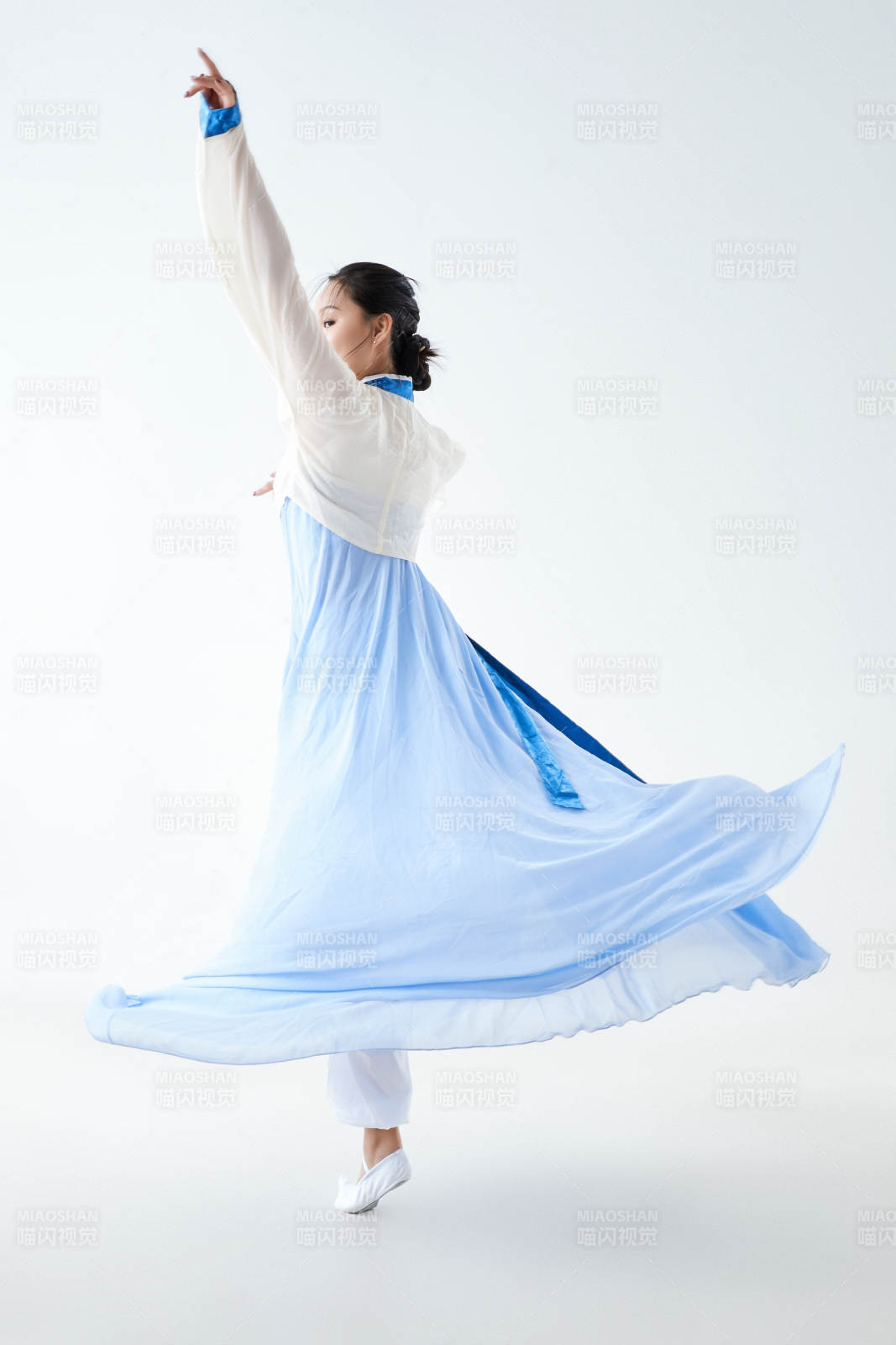 穿着中国朝鲜族传统服饰跳舞的少女