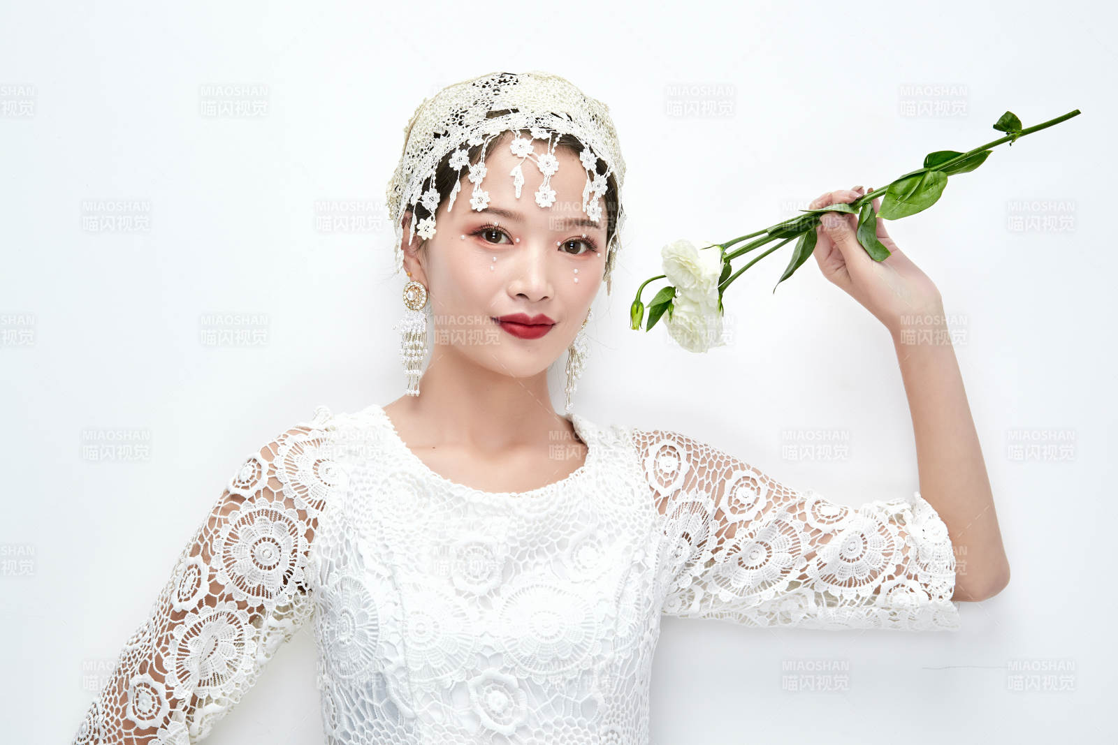 棚拍白色背景下的新娘美妝