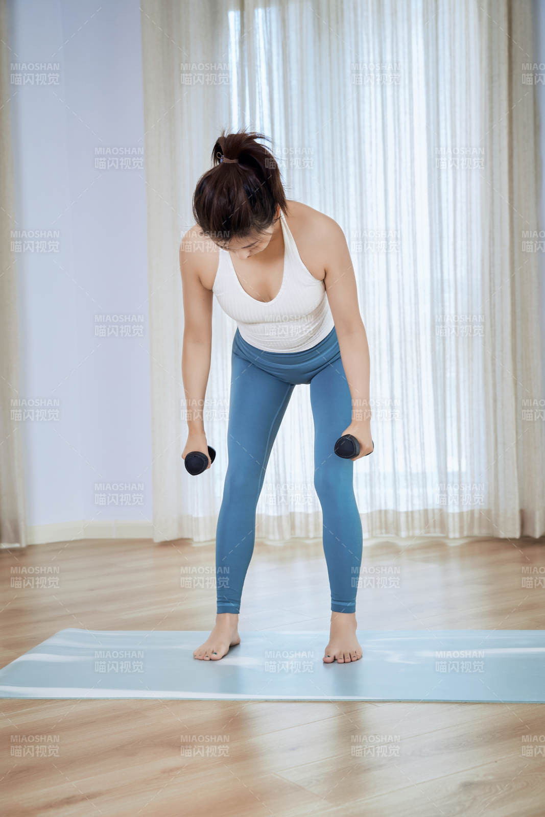 做瑜伽动作的亚洲年轻女性