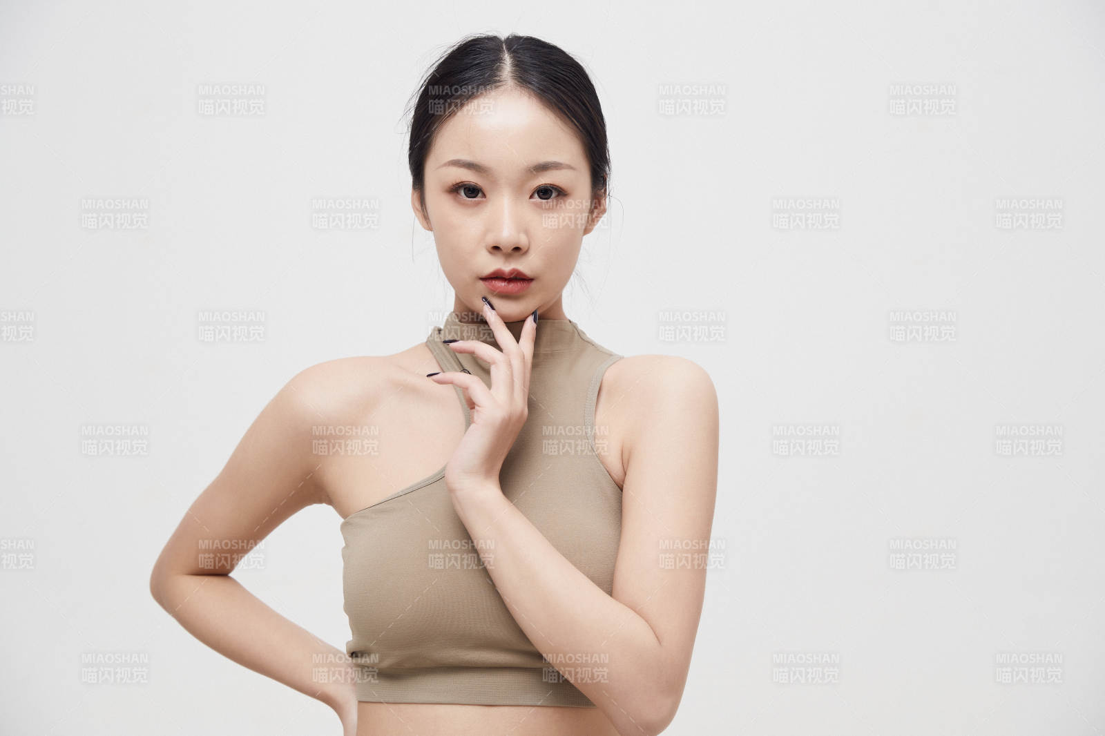 穿着运动服的亚洲美女