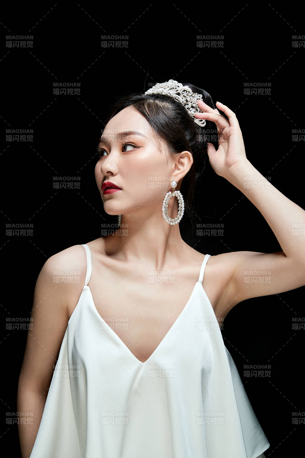 黑色背景下的女性復古婚紗妝面