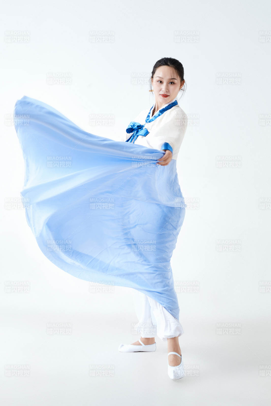 穿着中国朝鲜族传统服饰跳舞的少女