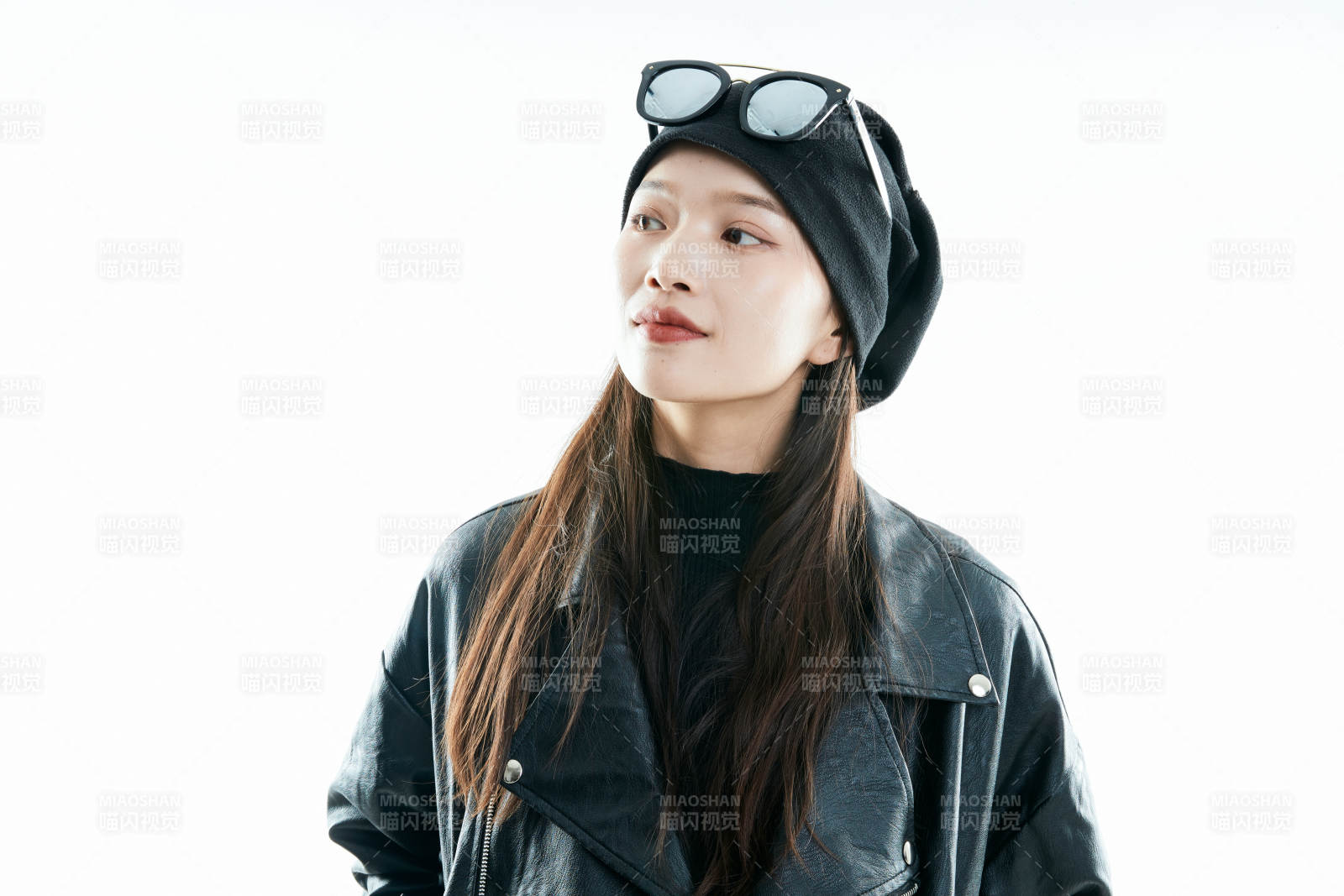 机车摇滚风的亚洲少女