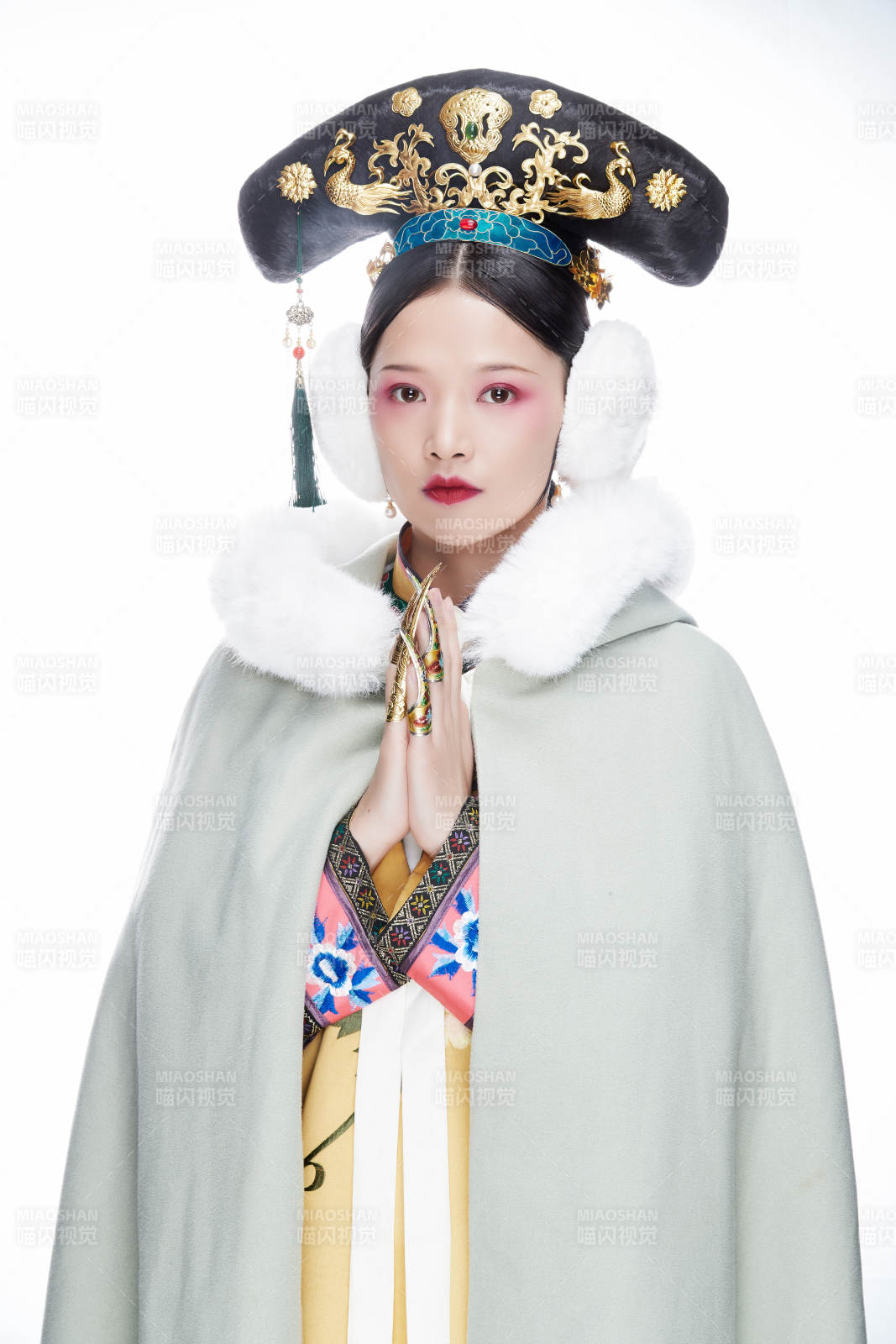 白色背景下的清代女性古装造型清朝古装