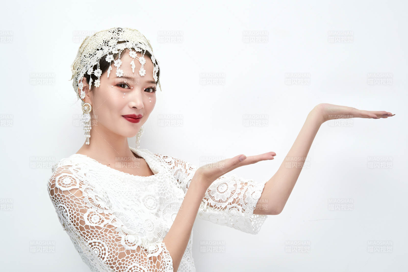 棚拍白色背景下的新娘美妆