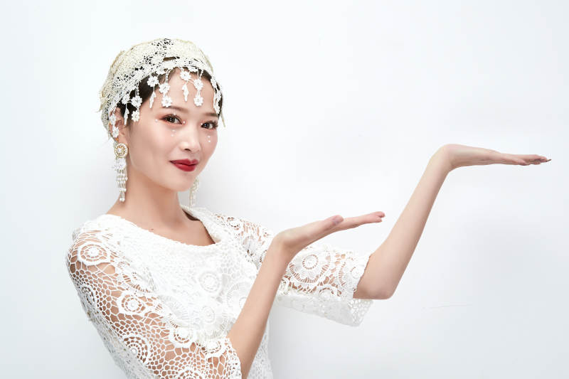 棚拍白色背景下的新娘美妆