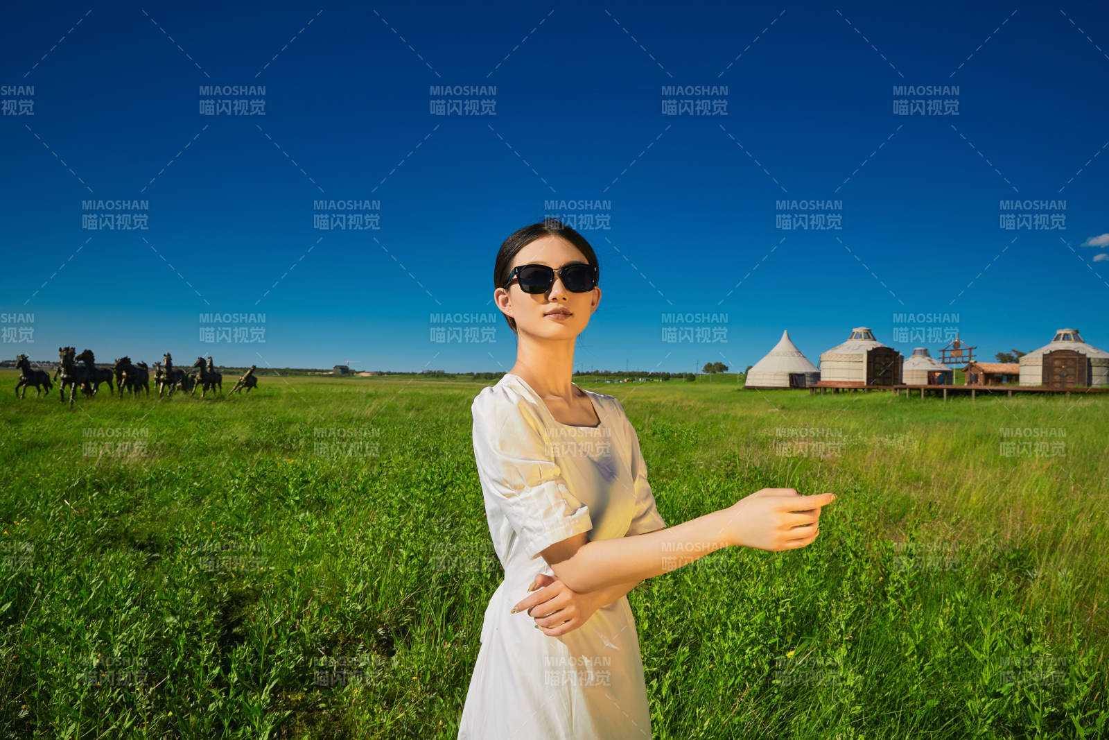 盛夏在草原湿地公园游玩的姑娘