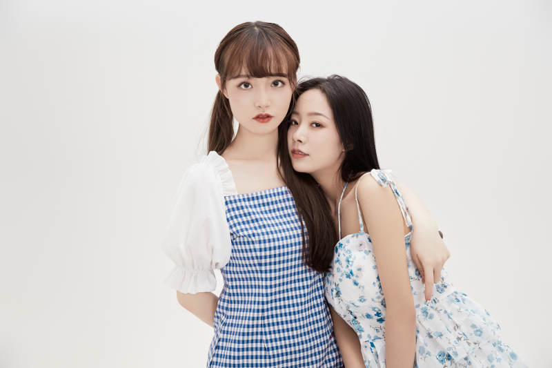 亲密无间的可爱的亚洲美女闺蜜