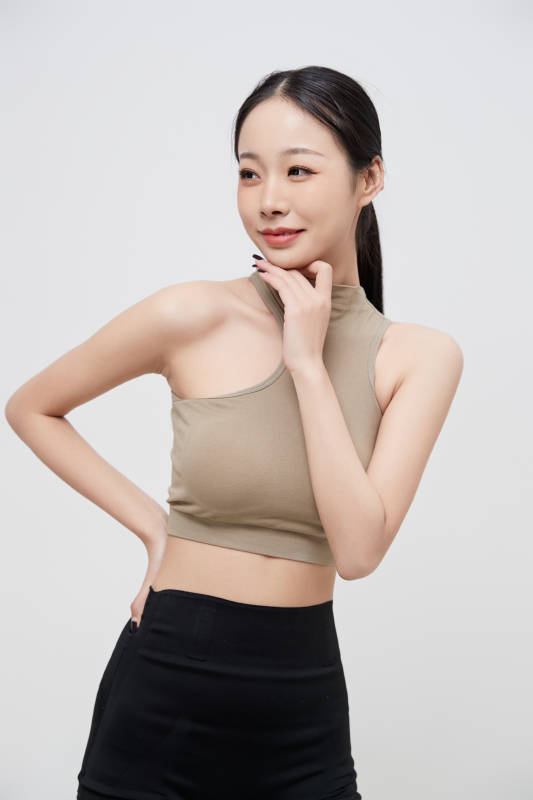 穿着运动服的亚洲美女