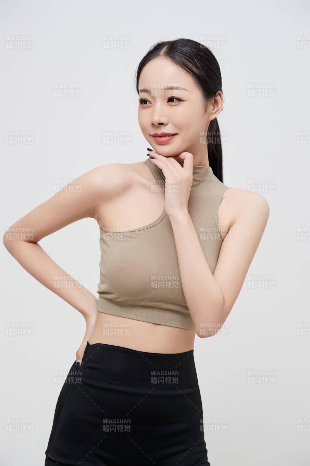 穿着运动服的亚洲美女