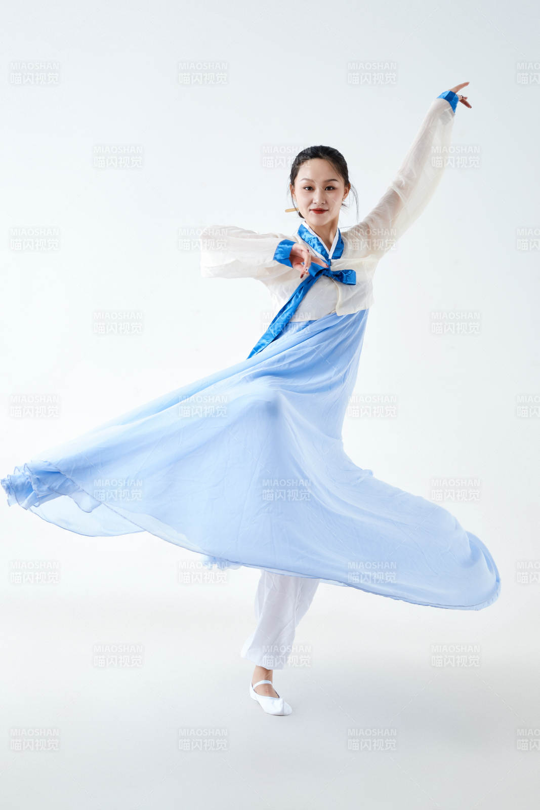 穿着中国朝鲜族传统服饰跳舞的少女