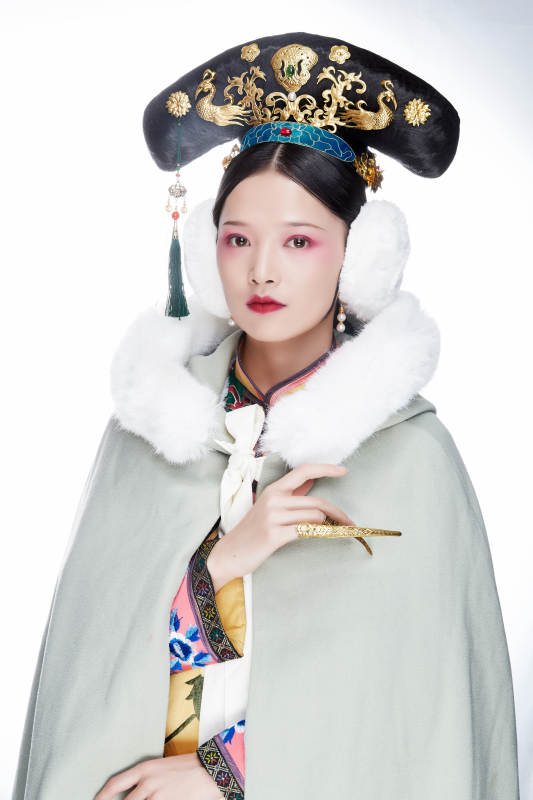 白色背景下的清代女性古装造型清朝古装