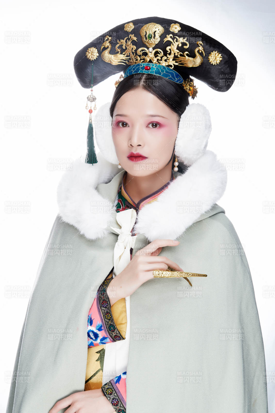 白色背景下的清代女性古装造型清朝古装