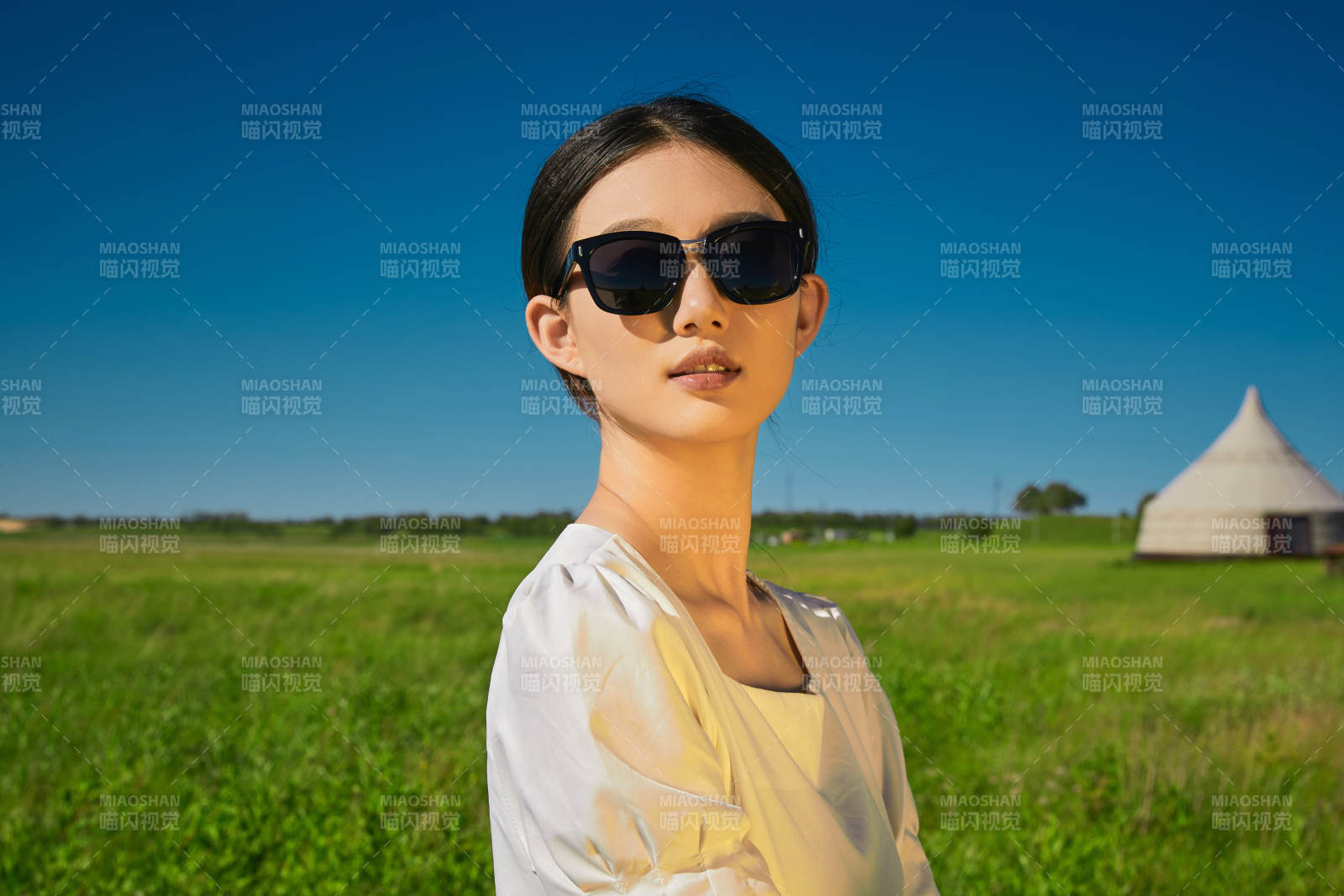 盛夏在草原濕地公園游玩的姑娘