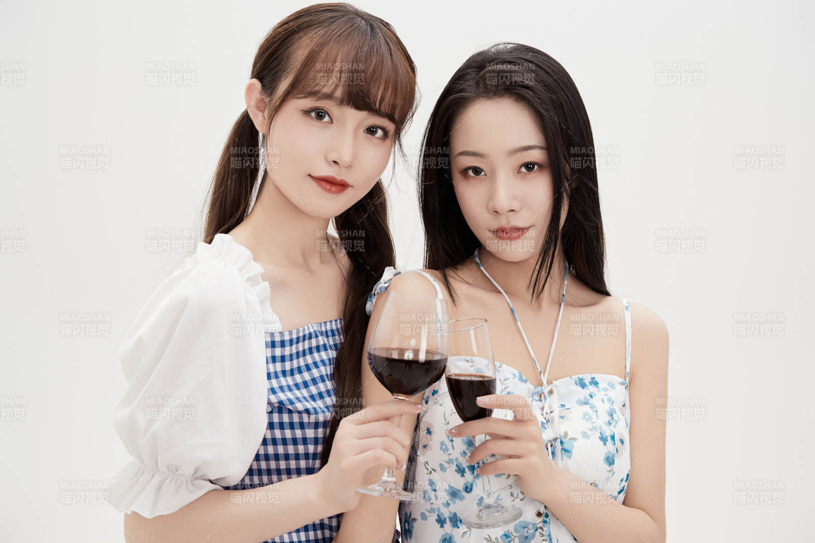 亲密无间的可爱的亚洲美女闺蜜