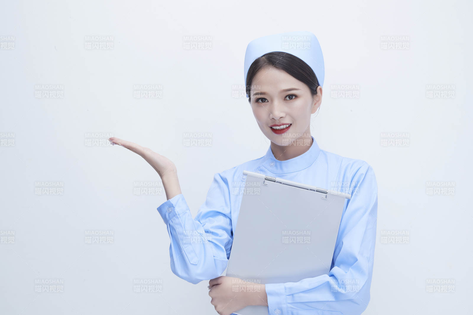 白背景里穿藍色護士服手持病歷夾的美女護士