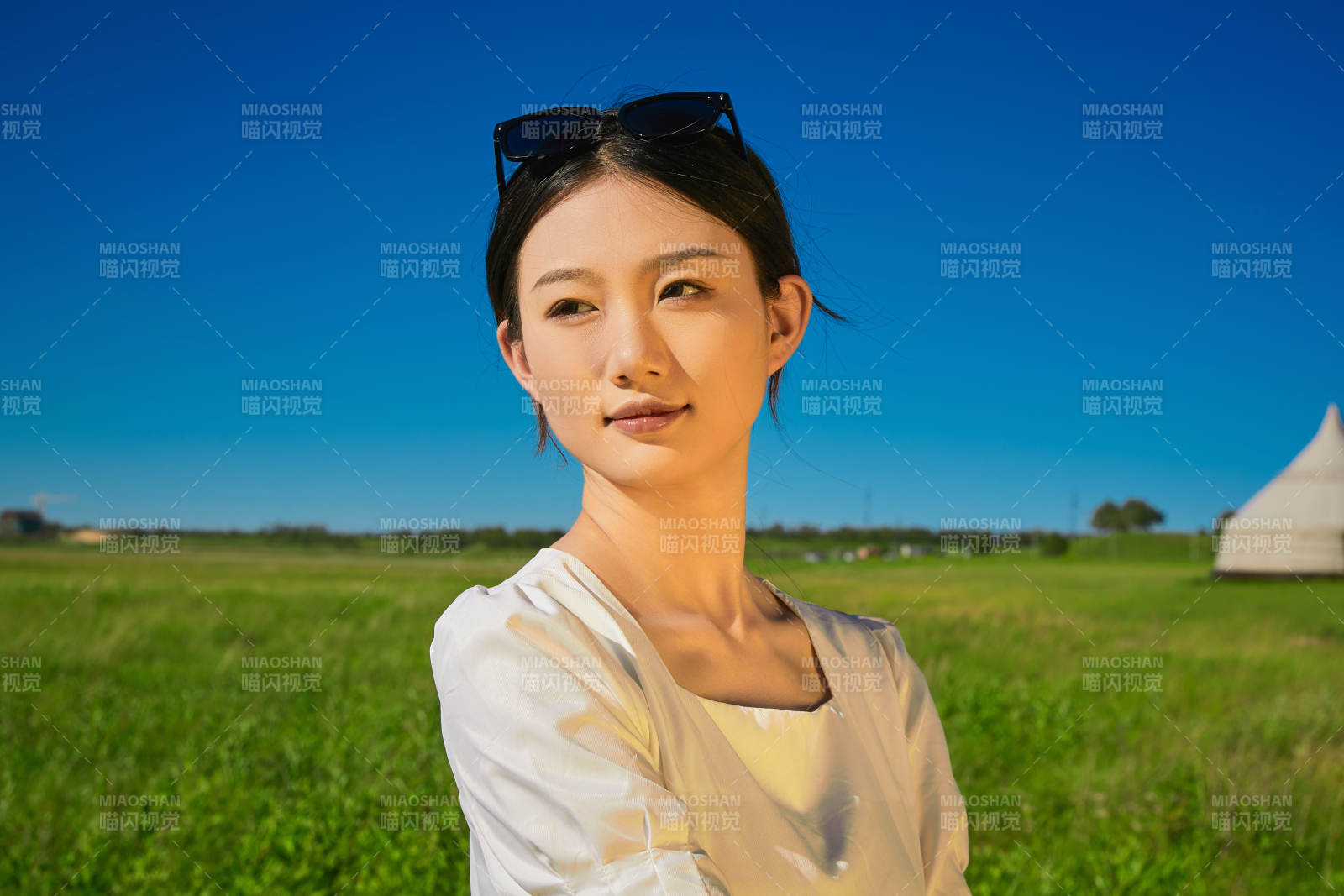 盛夏在草原濕地公園游玩的姑娘