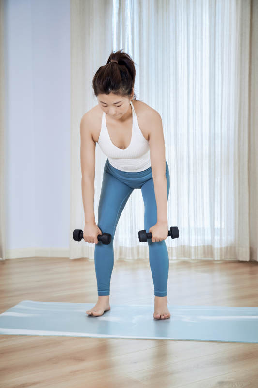 做瑜伽动作的亚洲年轻女性