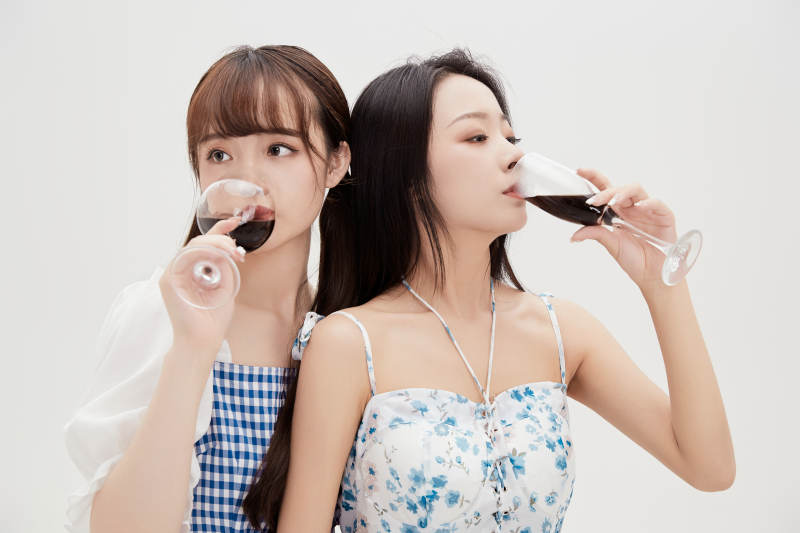 亲密无间的可爱的亚洲美女闺蜜