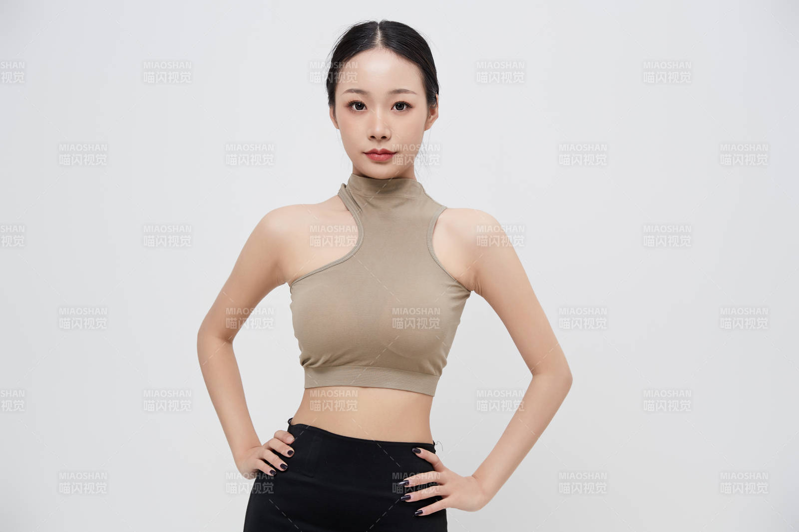 穿着运动服的亚洲美女