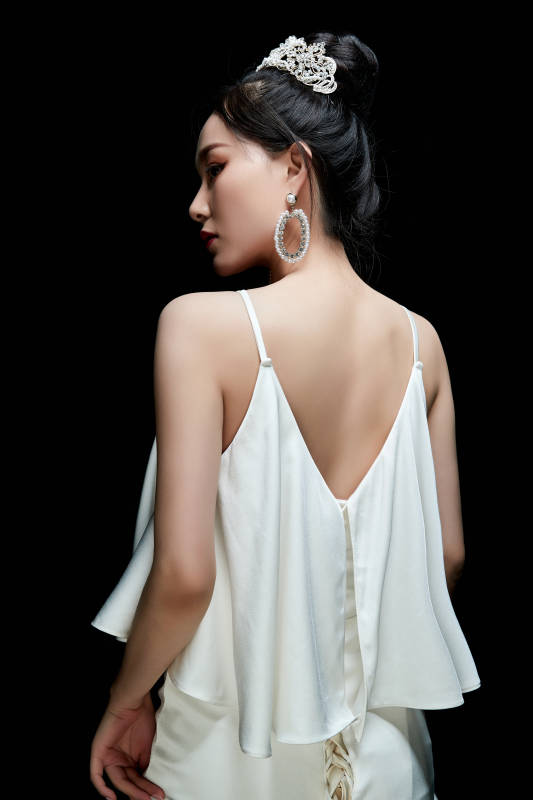 黑色背景下的女性复古婚纱妆面