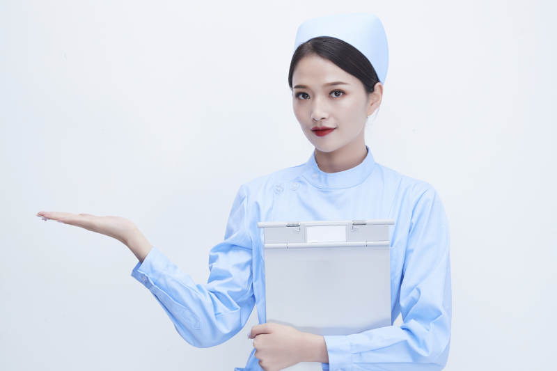 白背景里穿蓝色护士服手持病历夹的美女护士
