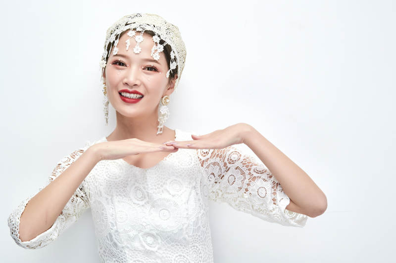 棚拍白色背景下的新娘美妆