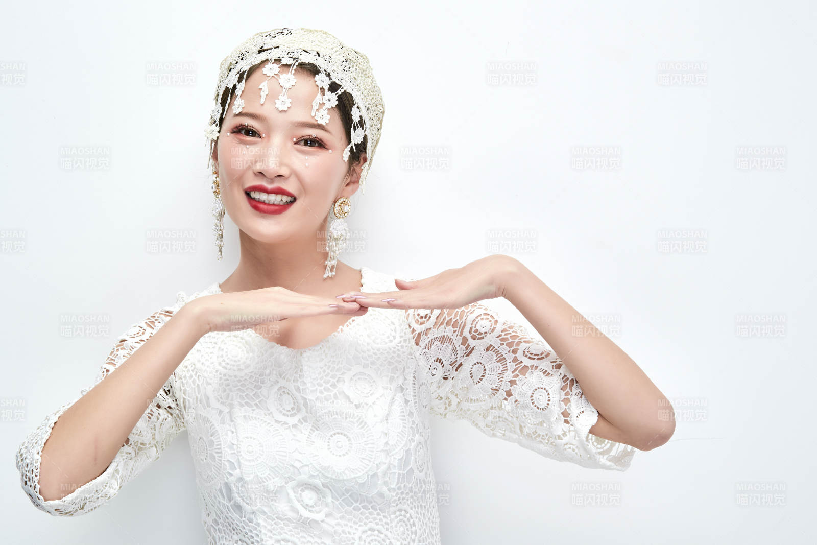 棚拍白色背景下的新娘美妆