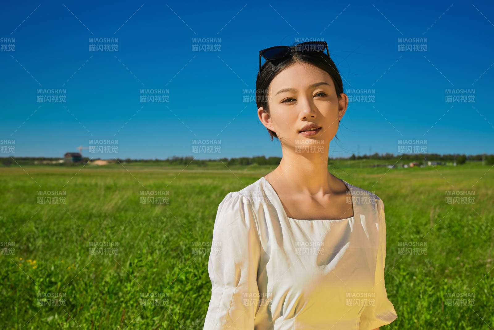 盛夏在草原濕地公園游玩的姑娘