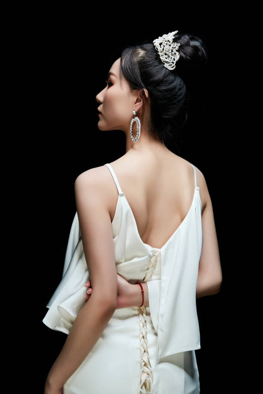 黑色背景下的女性复古婚纱妆面