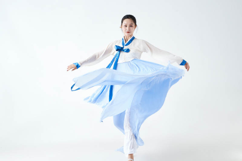 穿著中國朝鮮族傳統服飾跳舞的少女