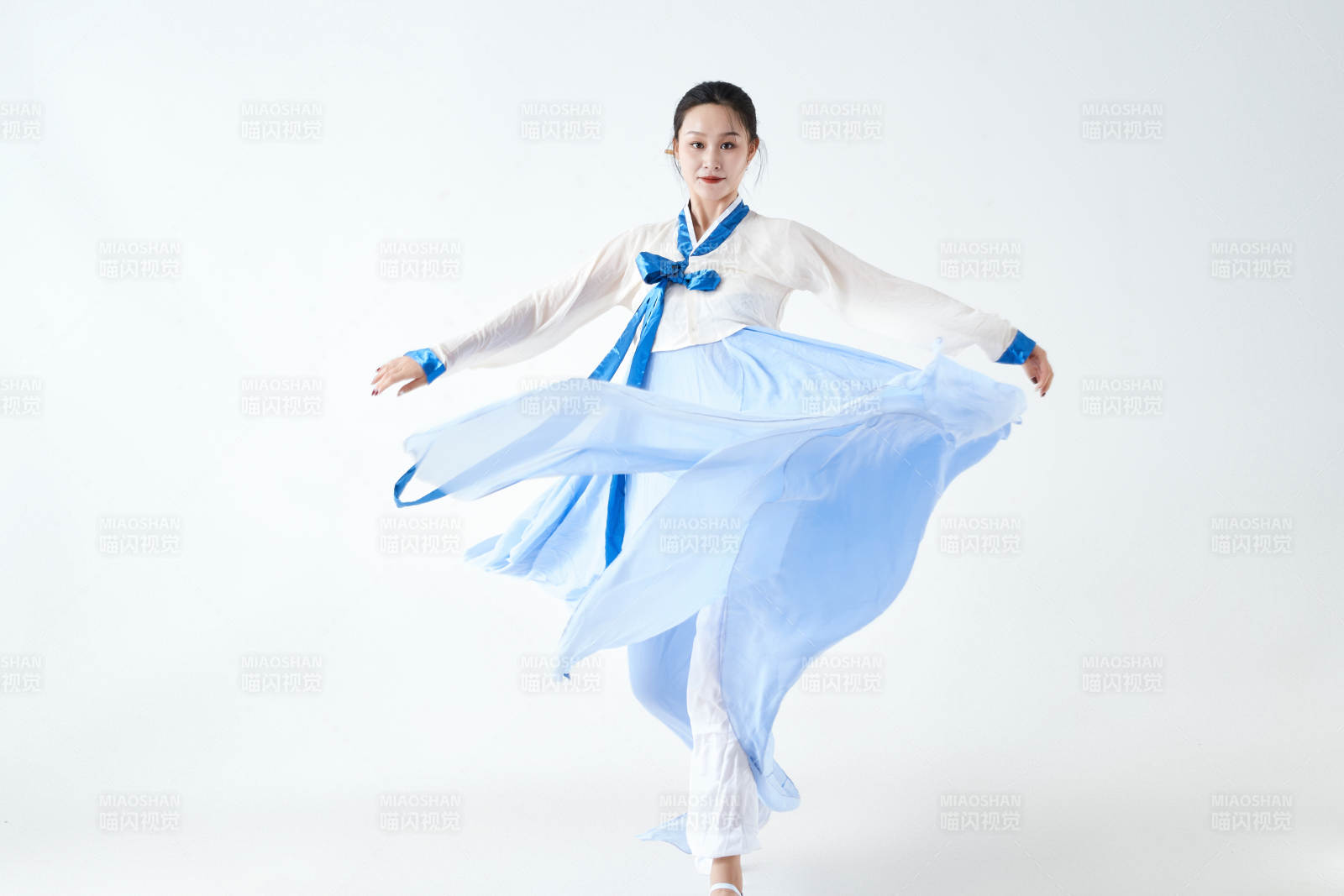 穿著中國朝鮮族傳統服飾跳舞的少女